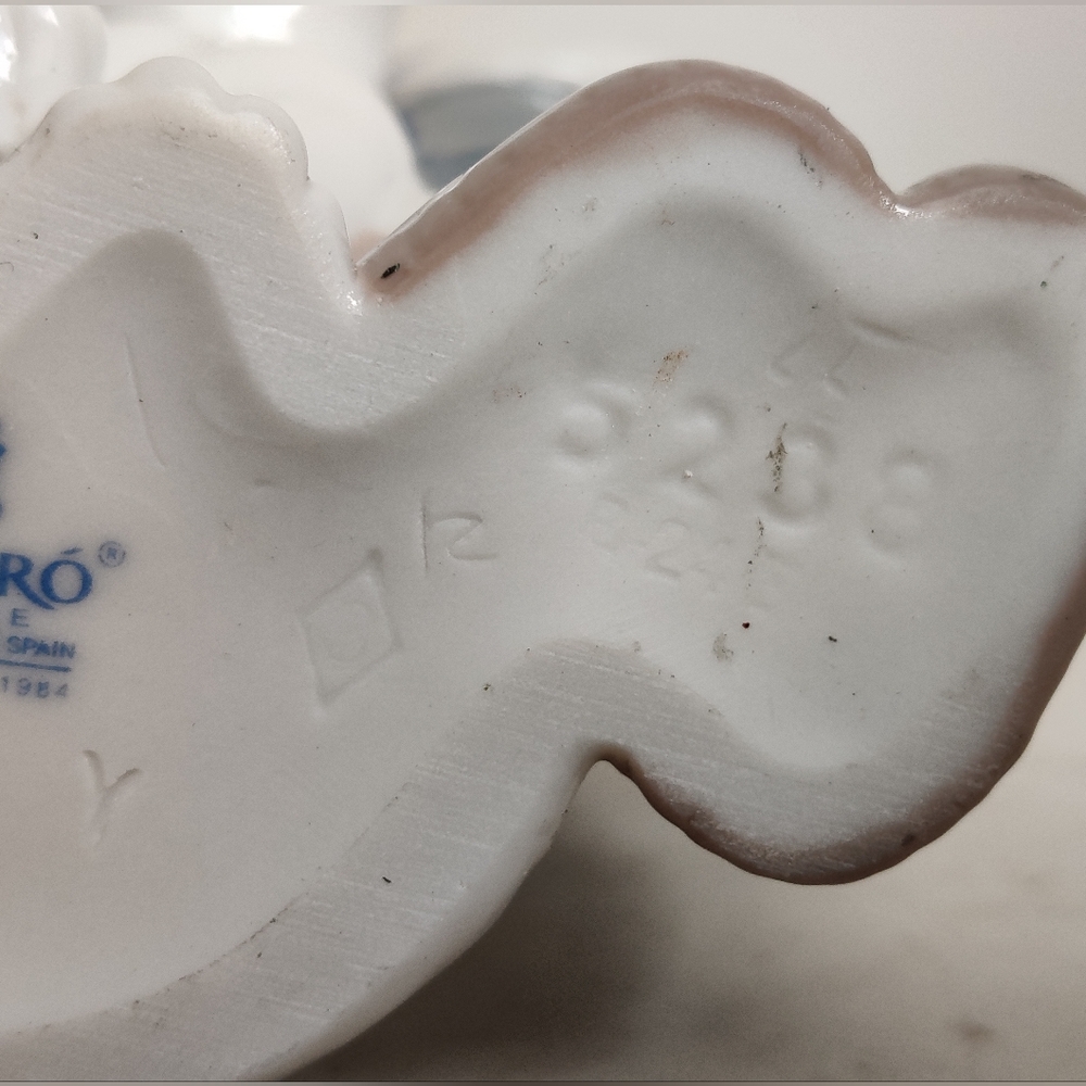 Lladro "Eskimo Riders" Inuit Boy with a cub Porcelain Figurine - Picture 10 of 14